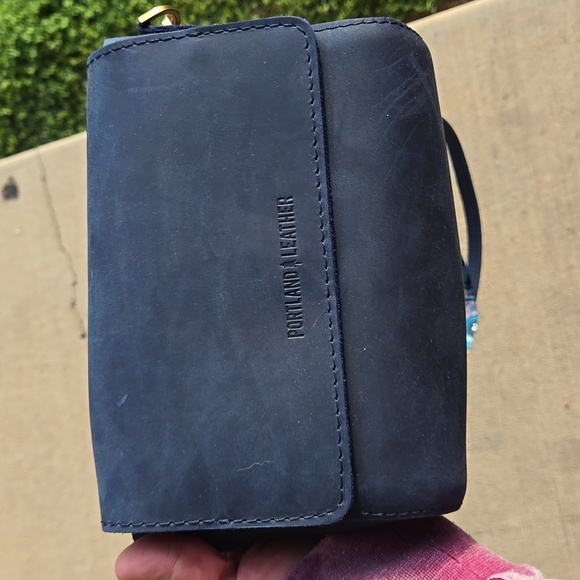 Portland Leather Beautiful Blue Metro Crossbody Bag - Picture 2 of 11